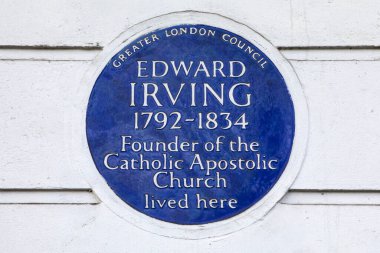 Londra, İngiltere - 5 Şubat 2024: Londra 'daki Claremont Meydanı' nda bulunan bir plaket, Katolik Havari Kilisesi 'nin kurucusu Edward Irving' in yaşadığı yeri gösteriyor..