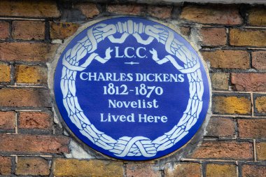 Londra, İngiltere - 5 Şubat 2024: Londra, İngiltere 'deki Doughty Caddesi' nde ünlü romancı Charles Dickens 'ın yaşadığı yeri gösteren mavi bir plaket. Ev artık Charles Dickens Müzesi 'ne ev sahipliği yapıyor..