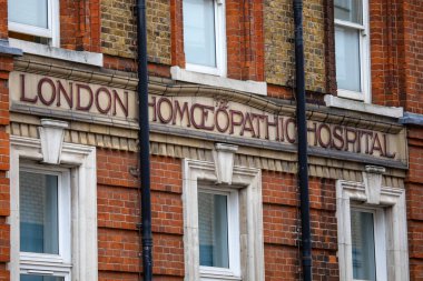 Londra Homoeopatik Hastanesi 'nin dış tarafında bir vintage tabela, Londra, İngiltere' de Great Ormond Caddesi 'nde yer alıyor..
