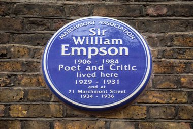 Londra, İngiltere - 5 Şubat 2024: Şair ve eleştirmen Sir William Empson 'ın yaşadığı Marchmont Caddesi' ndeki bir binanın plaketi.
