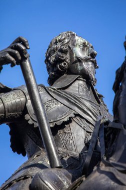 Londra, İngiltere - 19 Şubat 2024: Kral I. Charles 'ın Londra' daki Trafalgar Meydanı 'ndaki heykelinin yakın çekimi. Heykelin yeri Londra 'nın merkezi olarak kabul edilir..