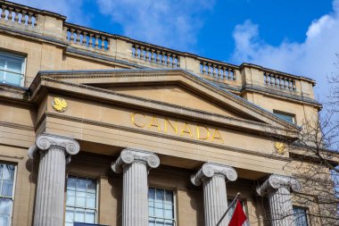 Canada House, Londra 'daki Trafalgar Meydanı' nda yer alıyor. Bina, Birleşik Krallık 'ta Kanada Yüksek Komisyonu olarak hizmet vermektedir..