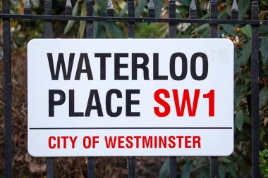 Londra, İngiltere - 19 Şubat 2024: Londra, İngiltere 'deki Westminster şehrindeki Waterloo Place için sokak tabelası.