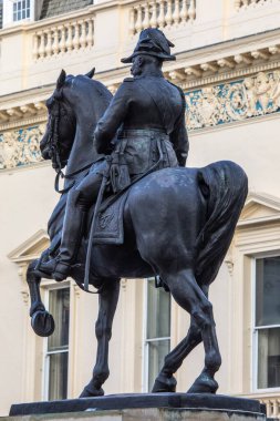 Londra, İngiltere - 19 Şubat 2024: King Edward VII 'nin heykeli, Londra, İngiltere' deki Waterloo Place 'de yer almaktadır..