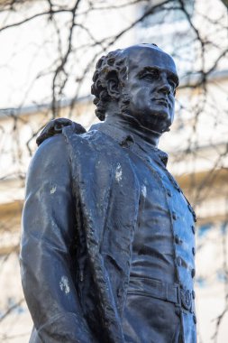 Londra, İngiltere - 19 Şubat 2024: İngiliz Kraliyet Donanma Subayı ve Arctic Explorer Sir John Franklin 'in Londra' daki Waterloo Place 'de bulunan heykeli.