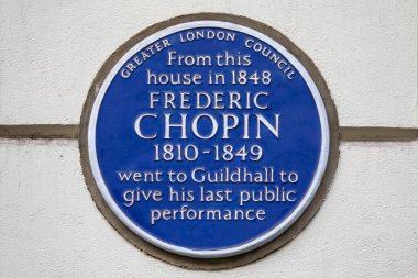 Londra, İngiltere - 19 Şubat 2024: Londra, İngiltere 'deki St. James' s Place 'de binanın ünlü besteci Frederic Chopin ile olan bağlantısını anlatan bir plaket.