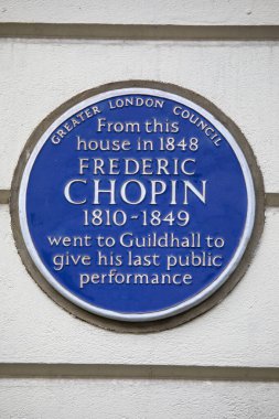 Londra, İngiltere - 19 Şubat 2024: Londra, İngiltere 'deki St. James' s Place 'de binanın ünlü besteci Frederic Chopin ile olan bağlantısını anlatan bir plaket.
