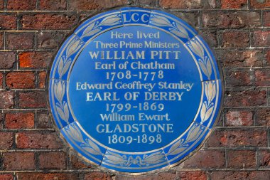 Londra, İngiltere - 19 Şubat 2024: Londra 'daki St. James Meydanı' ndaki Chatham House 'un dış tarafında üç başbakanın yaşadığı yeri gösteren mavi bir plaket.