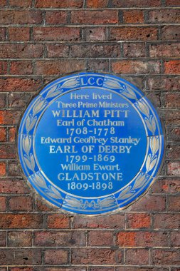 Londra, İngiltere - 19 Şubat 2024: Londra 'daki St. James Meydanı' ndaki Chatham House 'un dış tarafında üç başbakanın yaşadığı yeri gösteren mavi bir plaket.