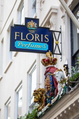 Londra, İngiltere - 19 Şubat 2024: Floris 'in dışındaki tabela - Londra, İngiltere' deki Jermyn Caddesi 'nde bulunan en eski parfüm ve tuvalet eşyası perakendecisi..