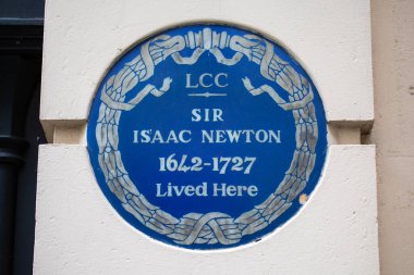Londra, İngiltere - 19 Şubat 2024: Londra, İngiltere 'de Jermyn Caddesi' nde bulunan mavi bir plaket, Sör Isaac Newton 'un yaşadığı yeri gösteriyor.