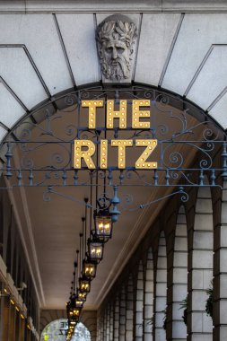 Londra, İngiltere - 19 Şubat 2024: Londra, İngiltere 'de Piccadilly' de bulunan dünyaca ünlü Ritz Oteli 'nin dışı.