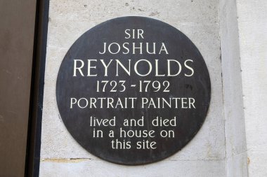 Leicester Meydanı, Londra 'da ünlü portre ressamı Sir Joshua Reynolds' ın 18. yüzyılda yaşadığı ve öldüğü yeri gösteren bir plaket..
