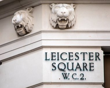Londra, İngiltere - 26 Şubat 2024: Londra, İngiltere 'deki Leicester Meydanı' nda klasik sokak tabelası.