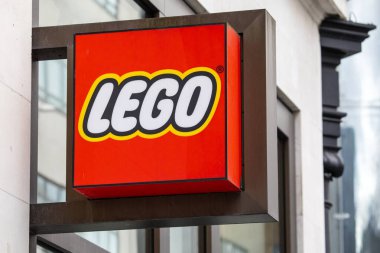 Londra, İngiltere - 26 Şubat 2024: Lego logosu Londra, İngiltere 'deki Leicester Meydanı' ndaki Lego mağazasının dış tarafında.