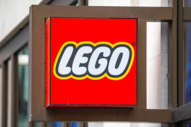 Londra, İngiltere - 26 Şubat 2024: Lego mağazasının dış tarafında Leicester Meydanı, Londra, İngiltere 'de yer alan Lego logosu.
