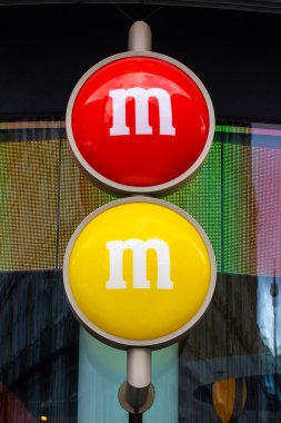 Londra, İngiltere - 26 Şubat 2024: Londra 'nın Leicester Meydanı bölgesindeki M & M mağazasının dış tarafında M & M' ler logosu.