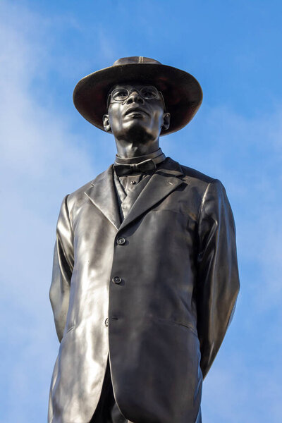 Лондон, Великобритания - 19 февраля 2024 года: Скульптура под названием Антилопа на четвертой плинтусе на Трафальгарской площади в Лондоне, Великобритания.