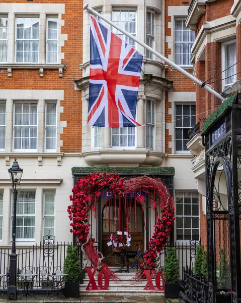 Londra, İngiltere - 19 Şubat 2024: Sevgililer Günü 'nde Londra' nın Mayfair kentindeki Dukes Oteli 'nin dekore edilmiş cephesi.