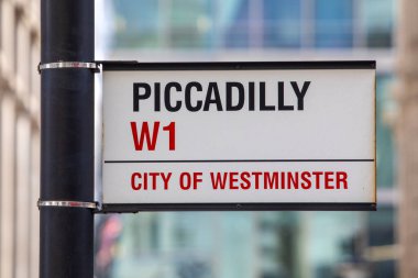 Londra, İngiltere - 26 Şubat 2024: Westminster, Londra, İngiltere 'de Piccadilly için sokak tabelası.
