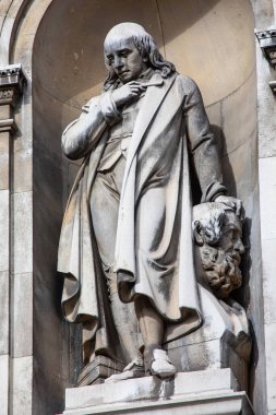 Londra, İngiltere - 26 Şubat 2024: Londra, İngiltere 'deki Kraliyet Sanat Akademisi' ne ev sahipliği yapan Burlington House 'un dış tarafında ünlü heykeltıraş John Flaxman' ın heykeli.