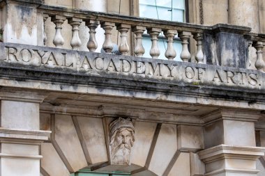 Londra, İngiltere - 26 Şubat 2024: Londra, İngiltere 'deki Piccadilly' deki Burlington House 'un dış kısmına Kraliyet Sanat Akademisi işareti kazınmış.