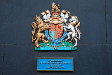 Londra, İngiltere - 26 Şubat 2024: İngiltere 'nin Curzon Caddesi' ndeki Heywood Hill kitapçısının dış cephesinde Kraliyet Warrant 'ı.