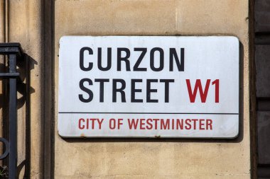 Londra, İngiltere - 26 Şubat 2024: Londra 'nın Mayfair bölgesinde Curzon Caddesi için bir sokak tabelası.