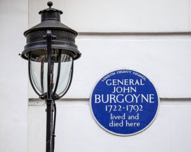 Londra, İngiltere - 26 Şubat 2024: Hertford Caddesi 'nde General John Burgoyne' un yaşadığı ve öldüğü yeri gösteren mavi bir plaket.