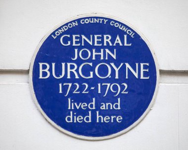 Londra, İngiltere - 26 Şubat 2024: Hertford Caddesi 'nde General John Burgoyne' un yaşadığı ve öldüğü yeri gösteren mavi bir plaket.