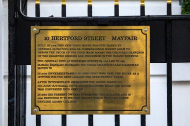 Londra, İngiltere - 26 Şubat 2024: Mayfair, Londra 'da 10 numaralı Hertford Sokağı' nda binanın ilginç geçmişini anlatan bir plaket.