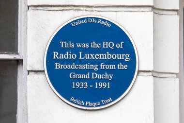 Londra, İngiltere - 26 Şubat 2024: Londra 'nın Mayfair kentindeki Hertford Caddesi' nde Lüksemburg Radyosu 'nun merkezinin 1933-1991 yılları arasında bulunduğu mavi bir plaket.