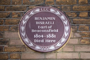 Londra, İngiltere - 26 Şubat 2024: Londra, İngiltere 'deki Curzon Caddesi' nde eski Başbakan Benjamin Disraeli 'nin 1881' de öldüğü yeri gösteren bir plaket.