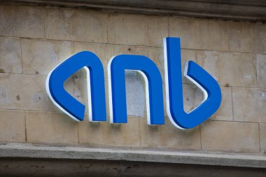 Londra, İngiltere - 26 Şubat 2024: ANB 'nin logosu - Arap Ulusal Bankası, Londra' daki Curzon Caddesi 'ndeki şubelerinin dış tarafında yer almaktadır..