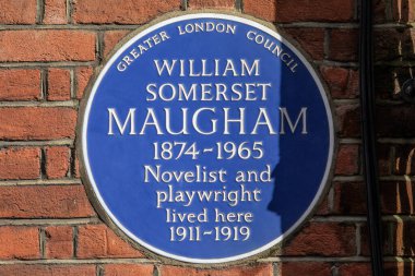 Londra, İngiltere - 26 Şubat 2024: Londra, İngiltere 'deki Chesterfield Caddesi' nde, romancı ve oyun yazarı William Somerset Maugham 'ın yaşadığı yeri gösteren mavi bir plaket.