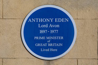 Londra, İngiltere - 26 Şubat 2024: Londra, İngiltere 'deki Chesterfield Caddesi' nde eski İngiltere Başbakanı Anthony Eden 'ın yaşadığı yeri gösteren mavi bir plaket.