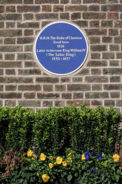 Daha sonra Kral IV. William olarak bilinen Clarence Dükü 'nün 1826' da yaşadığı Londra, İngiltere 'deki Charles Caddesi' nde mavi bir plaket..