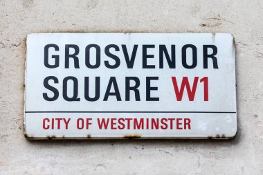 Londra, İngiltere - 26 Şubat 2024: Londra 'nın Mayfair bölgesinde Grosvenor Meydanı için bir sokak tabelası.