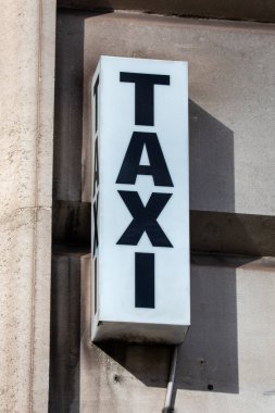 Londra, İngiltere 'de bir taksi tabelasının yakın çekimi..