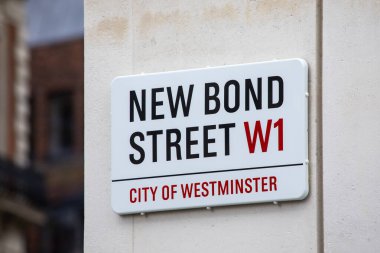 Londra, İngiltere - 26 Şubat 2024: Londra 'nın Mayfair bölgesinde New Bond Caddesi için bir sokak tabelası.