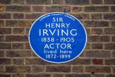 Londra, İngiltere - 26 Şubat 2024: Londra 'daki Grafton Caddesi' nde ünlü aktör Sir Henry Irving 'in yaşadığı yeri gösteren mavi bir plaket.