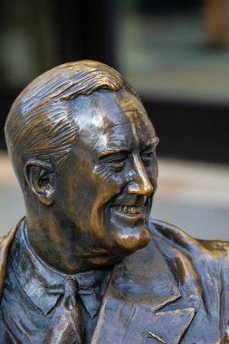 Londra, İngiltere - 26 Şubat 2024: Eski ABD Başkanı Franklin D. Roosevelt 'in bir heykeli - Londra, İngiltere' deki New Bond Caddesi 'nde bulunan Müttefikler heykelinin bir parçası.