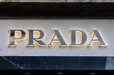 Londra, İngiltere - 26 Şubat 2024: Londra 'nın Mayfair bölgesindeki New Bond Caddesi' ndeki dükkanlarının girişinin üzerinde Prada logosu.
