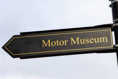 Cotswolds, İngiltere 'deki Bourton-on-the-Water köyündeki Motor Müzesi için işaret direği..