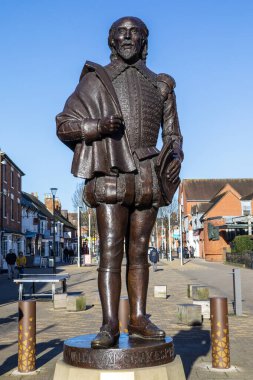 Stratford-Upon-Avon, İngiltere - 12 Şubat 2024: Stratford-Upon-Avon 'da ünlü oyun yazarı William Shakespeare' in heykeli.