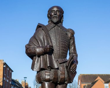 Stratford-Upon-Avon, İngiltere - 12 Şubat 2024: Stratford-Upon-Avon 'da ünlü oyun yazarı William Shakespeare' in heykeli.