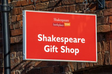 Stratford-Upon-Avon, İngiltere - 12 Şubat 2024: William Shakespeare 'in doğduğu yer olan Stratford-Upon-Avon, İngiltere' deki Shakespeare Hediye Dükkanı 'nın girişinin üzerinde imza