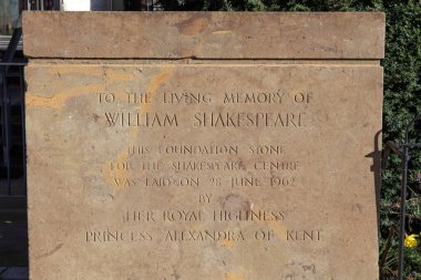 Stratford-Upon-Avon, İngiltere - 12 Şubat 2024: William Shakespeare 'in doğduğu yerin yanında yer alan Stratford-Upon-Avon' daki Shakespeare Merkezi 'nin dışındaki temel taşı.