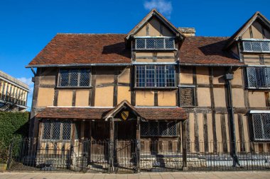 İngiltere 'nin Stratford-Upon-Avon kentindeki Henley Caddesi' nde bulunan ünlü oyun yazarı William Shakespeare 'in doğduğu yer..