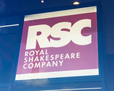 Stratford-Upon-Avon, İngiltere - 12 Şubat 2024: The Royal Shakespeare Company logosu Stratford-Upon-Avon, İngiltere 'deki The Swan Theatre' ın vitrininde.  